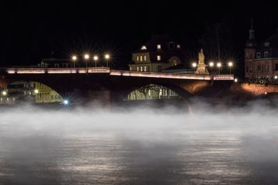 Alte Brücke im Nebel